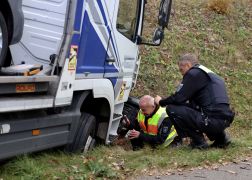 Am Lenkrad In Not Lkw Fahrer In Jena Verunglueckt 05
